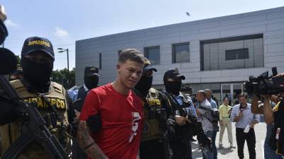 La Policía presentó a los sospechosos ante los medios de comunicación.