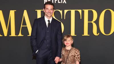 Bradley Cooper y su pequeña hija Lea De Seine Shayk Cooper, en la premier de “Maestro”.