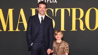 Bradley Cooper y su pequeña hija Lea De Seine Shayk Cooper, en la premier de “Maestro”.