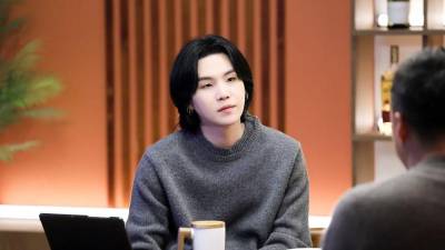 El rapero surcoreano Min Yoon-Gi, más conocido por sus nombres artísticos SUGA y Agust D, captado durante uno de sus programas de SUCHWITA, donde es el entrevistador.