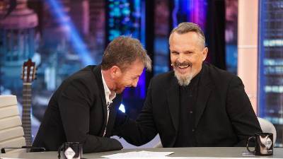El cantante Miguel Bosé junto a Pablo Motos, el presentador del programa “El Hormiguero”.
