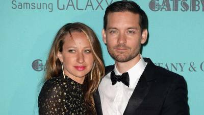 La diseñadora de joyas, Jennifer Meyer, junto a su exesposo, el actor Tobey Maguirre, en una foto de archivo.