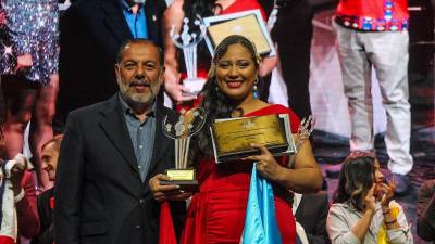 Dubis Oviedo al momento de recibir el galardón del primer lugar.