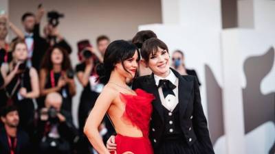 Jenna Ortega y Winona Ryder en la inauguración del Festival de cine de Venecia.