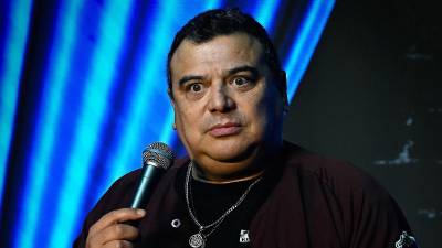 El comediante hondureño Carlos Mencía se declaró en los últimos días no culpable de 12 cargos por delito grave que alegan que no informó ni pagó impuestos sobre más de $8 millones en ingresos en Los Ángeles, California, Estados Unidos. Mencía, de 58 años, compareció detrás de un vidrio en un área de custodia de un tribunal del condado de Los Ángeles durante su lectura de cargos, cuando un juez también redujo su fianza de $250,000 a $50,000.