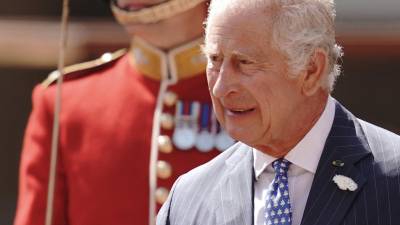 El rey Carlos III de Gran Bretaña inspecciona el destacamento de la Guardia Real del Palacio de Buckingham en la explanada del palacio durante una ceremonia para conmemorar el 650 aniversario de la Alianza Anglo-Portuguesa, en el Palacio de Buckingham, en Londres, el 15 de junio de 2023.