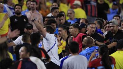 Jugadores de Uruguay se enfrentaron a un par de aficionados colombianos que estaban en las graderías.