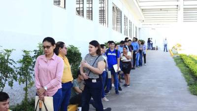 Buscadores de empleo durante una feria de empleo realizada en 2023 por el CDE Mipyme Valle de Sula.