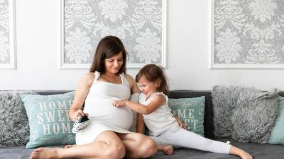 La forma de explicar a un niño de dónde vienen los bebés dependerá básicamente de la edad del niño.