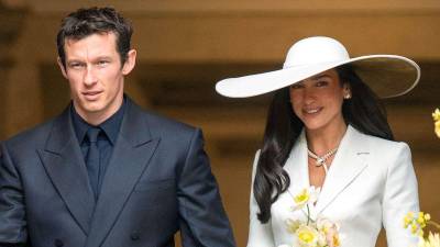 Las emociones estuvieron a flor de piel en la boda civil de Dua Lipa y Callum Turner. Una fuente reveló al periódico estadounidense The Sun que el actor estaba llorando y temblando al ver a su deslumbrante novia caminar hacia el altar.