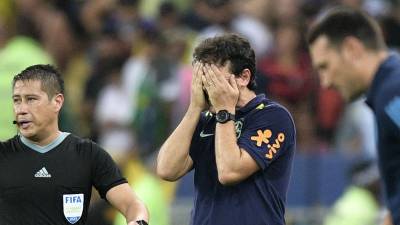 Fernando Diniz fue cesado el viernes como entrenador de Brasil por malos resultados seis meses antes de la culminación de su contrato.