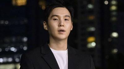 En Weverse, Suga publicó una segunda carta de disculpa hoy. En la carta escrita a mano, la estrella de BTS lamenta el incidente.