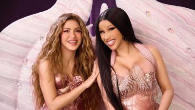 Aunque se desconoce si el orden de las canciones tiene un significado, es claro que el presente se impone. Las ocho iniciales son las nuevas, comenzando con ‘Puntería’, una colaboración con la rapera latina Cardi B.