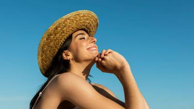 Los expertos están de acuerdo en que la mejor y única forma de proteger a la piel expuesta del sol es usar un protector solar de amplio espectro con un FPS de 30 o más, incluso los días nublados.