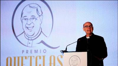 <b><span class=mln_uppercase_mln>Entrega.</span></b> El obispo Vicente Natcher durante la gala de 2023.