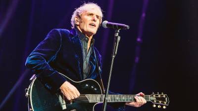 Parade informó que tiene previsto actuar en Londres en julio, por lo que parece que, de hecho, está viendo un progreso positivo en su salud.