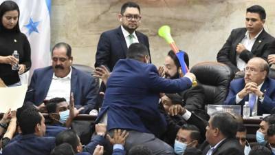 Diputados del Partido Nacional realizan insurrección legislativa durante una sesión en el Congreso Nacional de Honduras.
