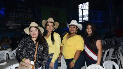Hermosas sampedranas a la espera del concierto.