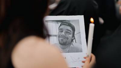 Una fanática sostiene una foto del cantante Liam Payne, fallecido tras caer de un tercer piso en un hotel, durante un homenaje al artista en Buenos Aires (Argentina). Foto de archivo.