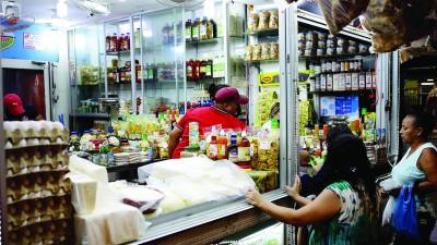 <b>Clientes hacen sus compras en el mercado Dandy.</b>
