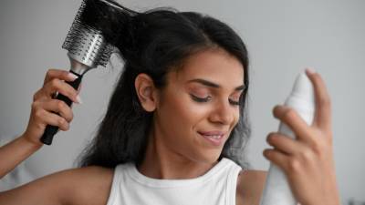 No rocíes aerosoles de brillo, aerosoles fijadores ytexturizantes, estos puede dejar el cabello más seco.
