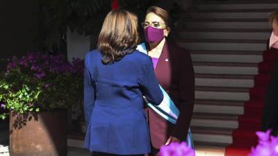 Fotografía de archivo muestra a la presidenta de Honduras, Xiomara Castro, junto a la candidata presidencial demócrata, Kamala Harris, actual vicepresidenta de Estados Unidos.