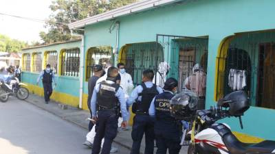 Personal de Medicina Forense afuera de la vivienda donde una madre mató a su hija.