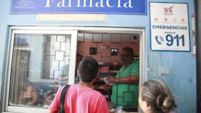 Un sampedrano reclama sus medicamentos en la farmacia del centro de salud Miguel Paz Barahona. Foto: LA PRENSA.