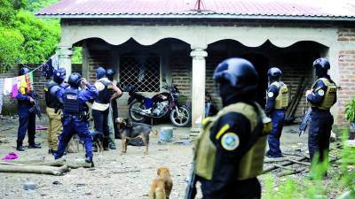 Equipos de la Policía Nacional y Dipampco aseguraron viviendas en El Triunfo, Choluteca.