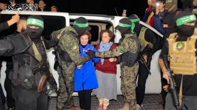 Dos mujeres israelíes se encuentran entre el centenar de rehenes liberados por Hamás durante la tregua.