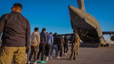 Los primeros migrantes deportados en aviones militares de EEUU iban esposados.