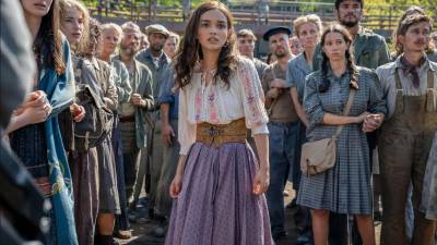 La joven Lucy Gray Bird, es interpretada por la actriz Rachel Zegler.