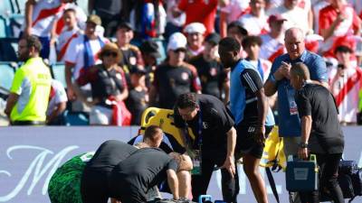 Momentos de tensión se vivieron en el Perú vs Canadá tras ver al árbitro desplomado.