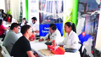 Dos hombres acuden a una feria de empleo.