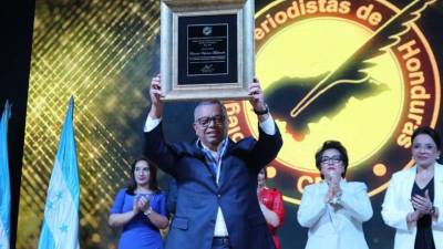 Eduardo Maldonado sostiene el premio Álvaro Contreras.