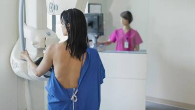 “El análisis de mamografías con ayuda de inteligencia artificial es tan bueno como el de dos radiólogos trabajando juntos para detectar el cáncer de mama, sin aumentar los falsos positivos y reduciendo casi a la mitad la carga de trabajo de lectura de las mamografías (44%)”, resumen los investigadores.