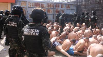 Sentados en el suelo y con su cabeza agachada, descalzos, sin camisetas y unos detrás de otros, así fue como los reos de la cárcel de Támara, Honduras, fueron sometidos hoy por miembros de la Policía Militar para requisar sus celdas.