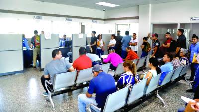 <b>Conductores esperan para ser atendidos en la oficina de la DNVT en San Pedro Sula. Foto: Franlin M.</b>