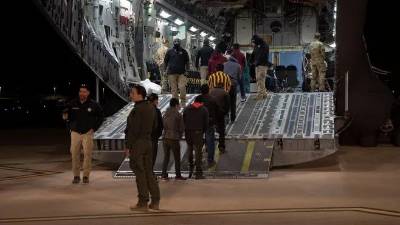 Estados Unidos envió este martes el primer vuelo con migrantes arrestados en territorio estadounidense hacia un centro de detención en la Base Militar de Guatánamo (Cuba), según informó la portavoz de la Casa Blanca, Karoline Leavitt.