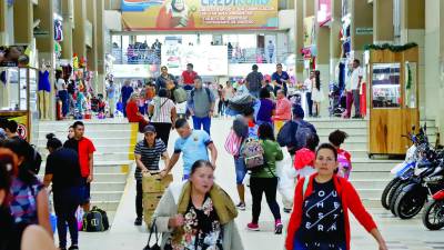 Afluencia de vacacionistas continuaba ayer en la central metropolitana.