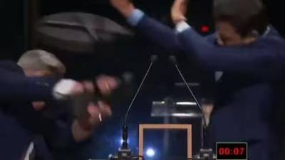 El candidato José Luiz Datena le rompió una silla en la espalda a su rival Pablo Marçal durante un debate en vivo.