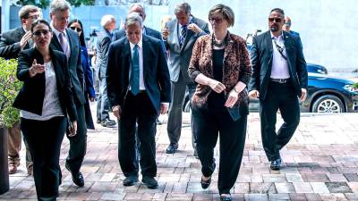 Senadores y congresistas de EEUU, liderados por la embajadora Laura Dogu, llegaron este domingo pasadas las 10:00 am a Casa Presidencial para reunirse con la presidenta Xiomara Castro, en un encuentro que duró al menos dos horas.