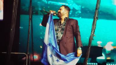 Hace una semana, los integrantes de Banda MS se presentaron en Nueva Orleans, donde los hondureños presentes les pasaron una bandera del país.