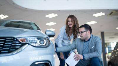 Cuando compras un auto en un concesionario, encontrarás un equipo de expertos que pueden ayudarte a evaluar tus necesidades y elegir el modelo que mejor se adapta a tu estilo de vida.