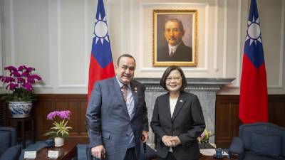 El presidente de Guatemala, Alejandro Giammattei, junto a Tsai Ing-wen, presidenta de Taiwán.