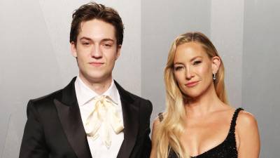 El hijo de Kate Hudson, Ryder, ya es todo un hombre. El joven de 22 años, mucho más alto que la estrella de Almost Famous, posó en la alfombra roja de la fiesta de los Óscar 2026 de Vanity Fair el domingo por la noche.