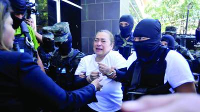 <b>Rocío Tábora es bajada del vehículo de la Penitenciaría bajo fuerte custodia. Foto Marvin Salgado.</b>