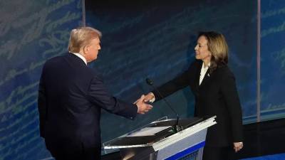 Trump y Kamala se saludan durante el debate presidencial del pasado 10 de septiembre.