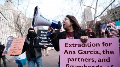 Hondureños protestan frente a la Corte de Nueva York.