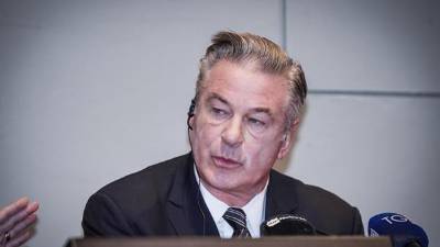 Alec Baldwin se enfrenta aún a una demanda civil interpuesta por la familia de la víctima en un tribunal estatal de Nuevo México contra él y los productores de la película.